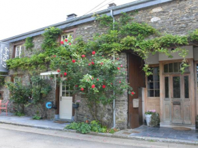 Cozy Holiday Home in Bièvre with Jacuzzi